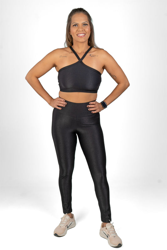 Conjunto Flow Madê Preto, vista frontal com decote cruzado