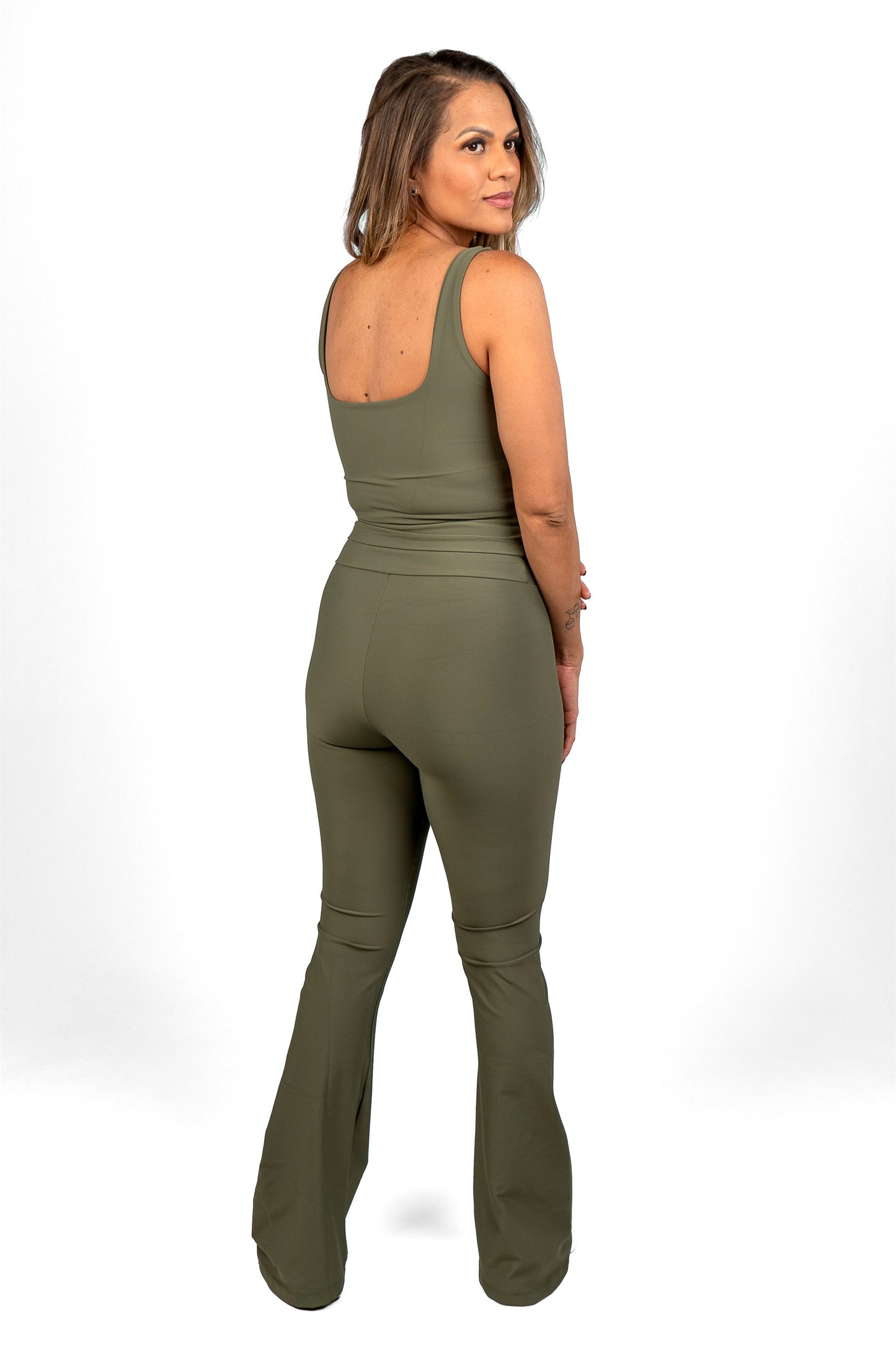 Conjunto Lola Madê Verde Militar, vista das costas