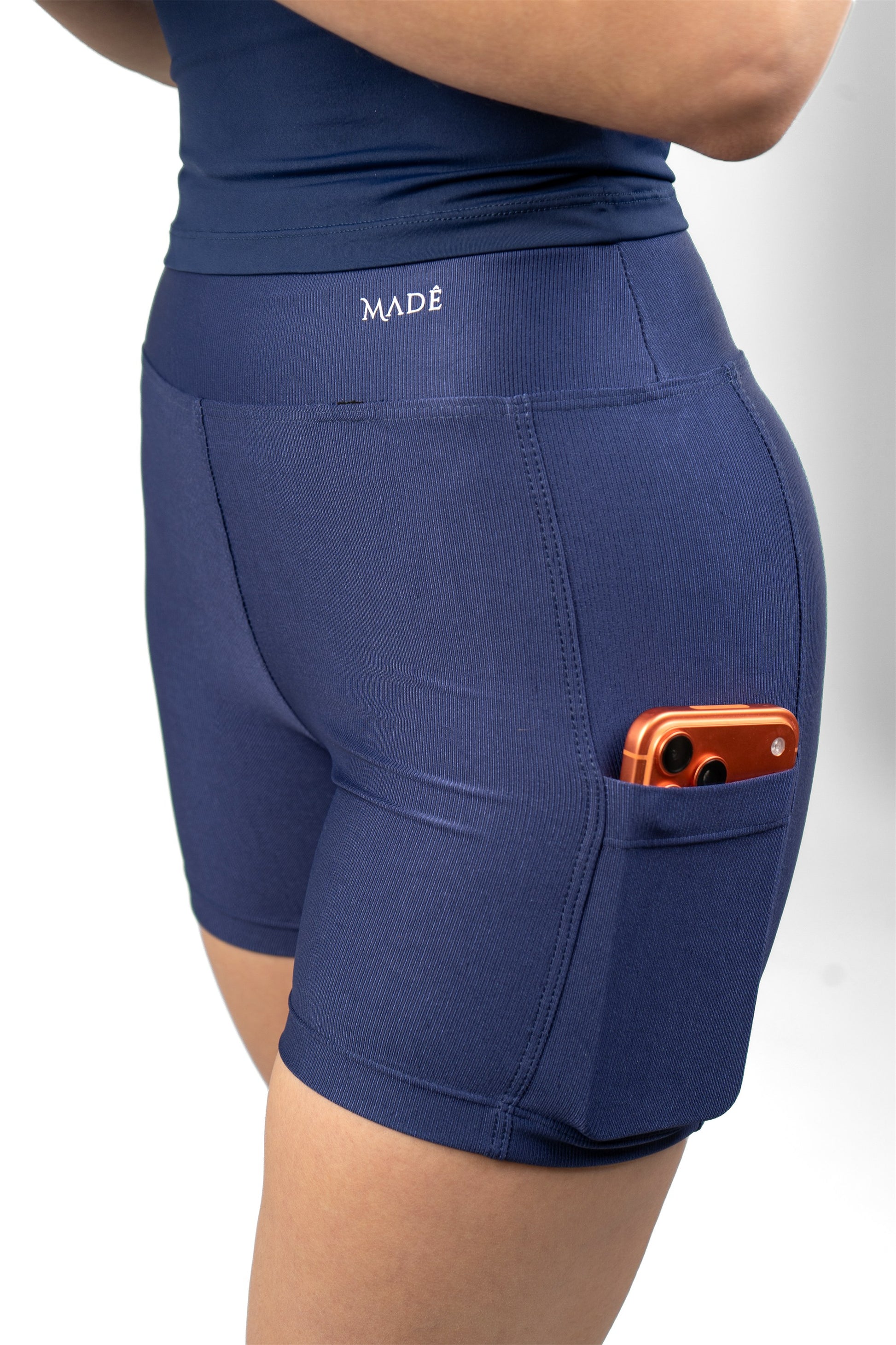 Short Microcanelado Madê Azul Marinho, detalhe do bolso lateral