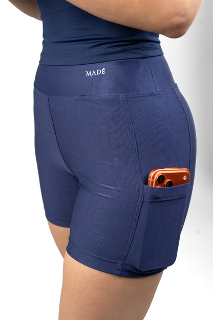 Short Microcanelado Madê Azul Marinho, detalhe do bolso lateral